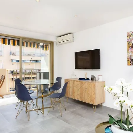Martinez Area: Brand New & Design 1 Bed ! בית נופש קאן